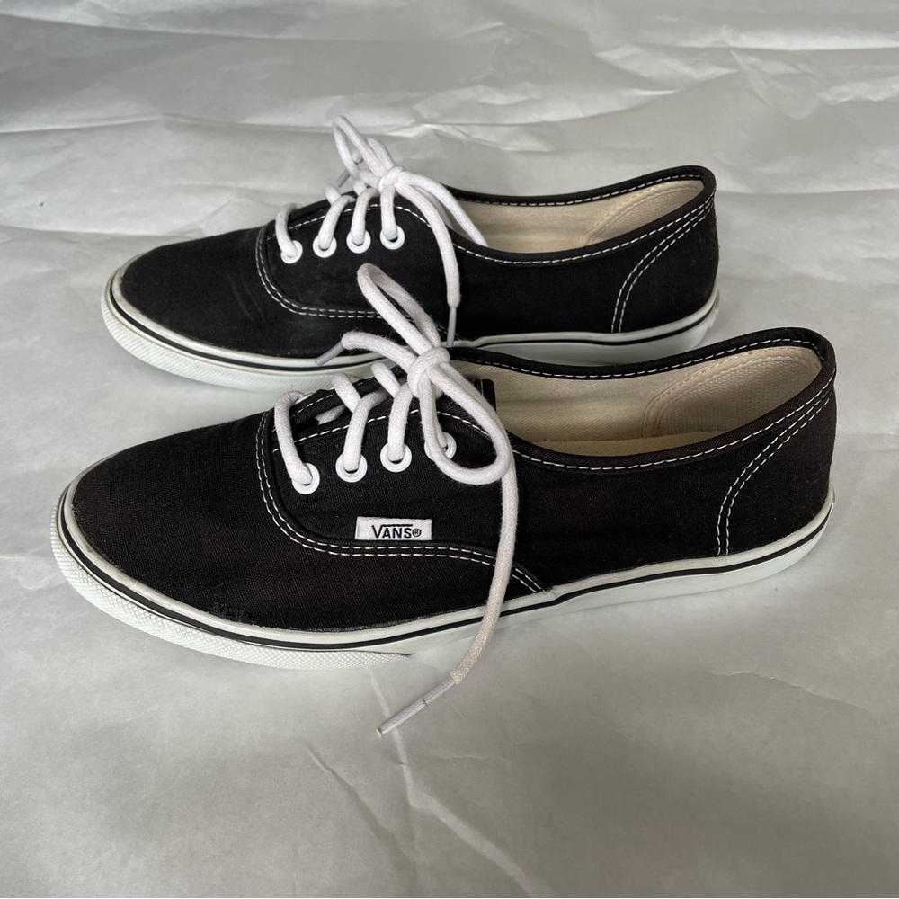 Vans Black Low-rise Sneakers US 7 (FITS LIKE A 6)